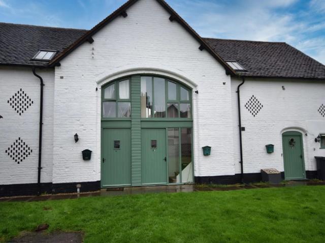 The Barns, Solihull B92 2 bed barn conversion to rent £1,100 pcm £254 pw