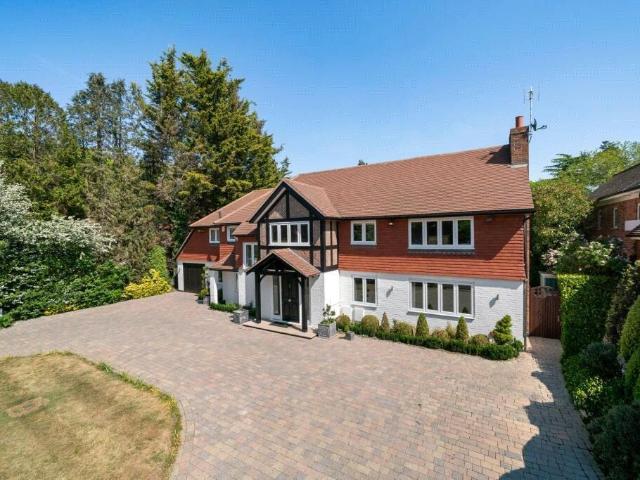 The Barton, Cobham, Surrey, KT11 6 bed detached house to rent £13,500 pcm £3,115 pw