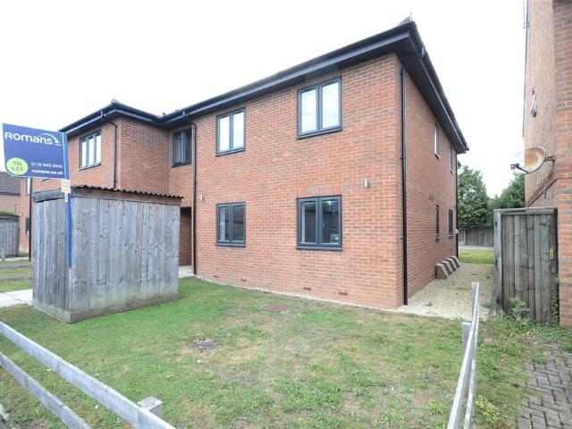The Bevers, Mortimer Common, Reading. 2 bed flat to rent £1,350 pcm £312 pw