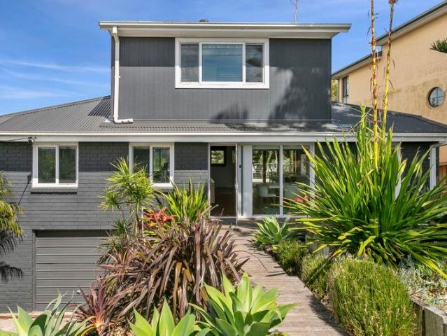 The Beach House: Beachside Living at Bungan Beach