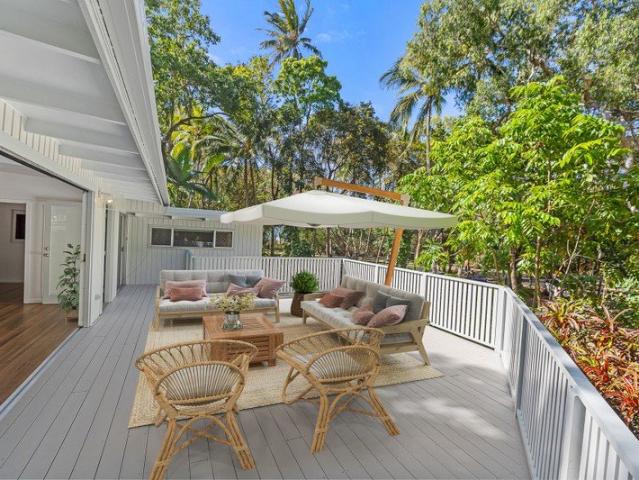 THE BEACH HOUSE RETRO CHARM, COASTAL LIVING & EXCEPTIONAL VERSATILITY