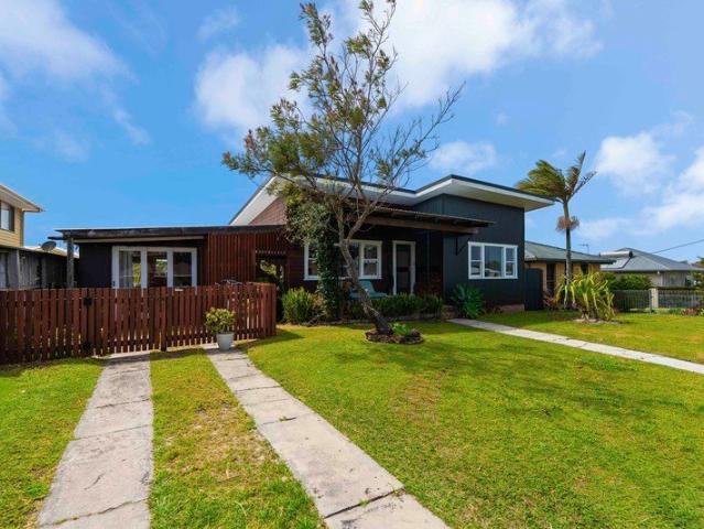 The Beach House, Walk To The Waves In The Heart Of Evans Head