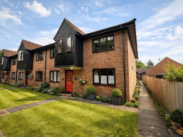 The Beeches, Park Street, St Albans. 1 bed apartment to rent £1,250 pcm £288 pw