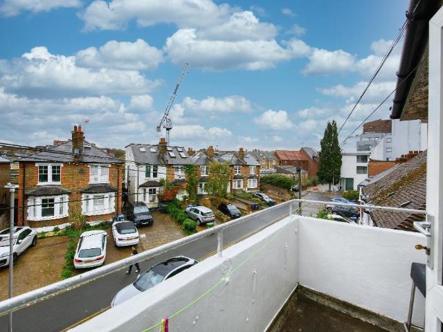 The Bittoms, Kingston Upon Thames. 2 bed flat to rent £2,400 pcm £554 pw