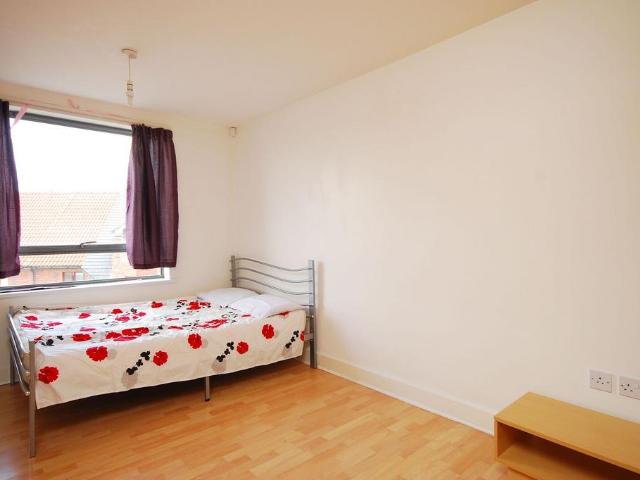 The Bittoms, Kingston, Kingston upon. 2 bed flat to rent £3,684 pcm £850 pw
