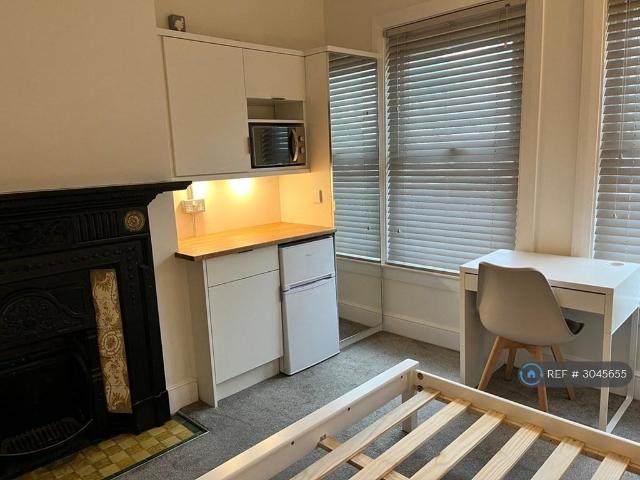 The Brent, Dartford, DA1 1 bed in a house share to rent £890 pcm £205 pw