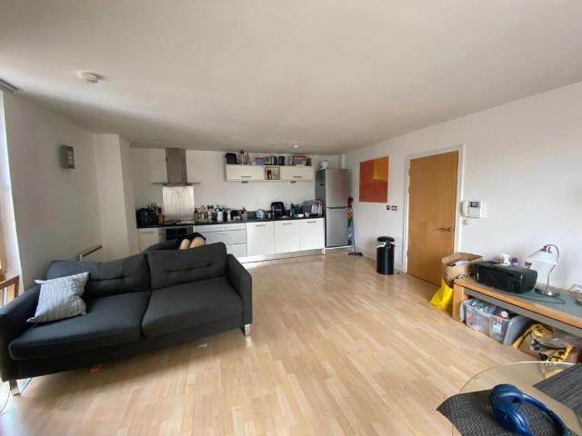 The Bridge, Dearmans Place, Salford. 2 bed flat to rent £1,325 pcm £306 pw