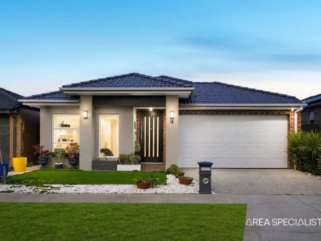 THE BRIEF: Contemporary Family Living with Dual Master Suites & Two Kitchens