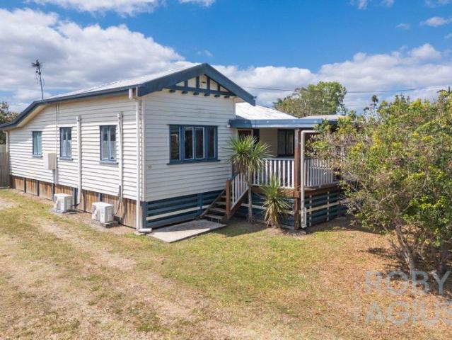 The Brief:Charming Queenslander on Large Block with Mountain Views