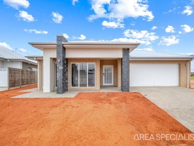 The Brief: A Striking Modern Home Overlooking the 18th Fairway