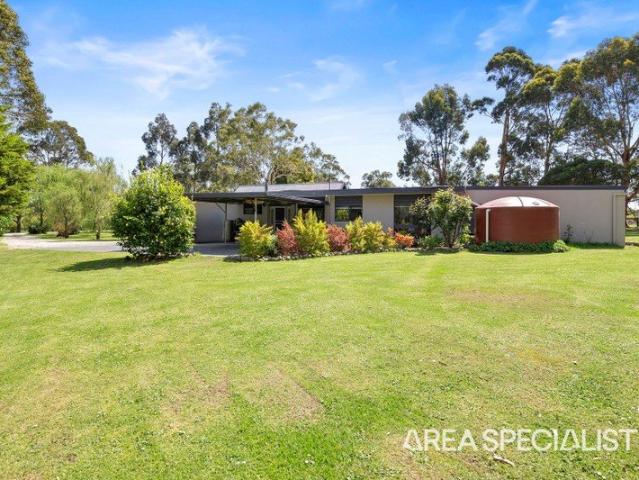 The Brief: Acreage Living with Space, Comfort & Country Appeal