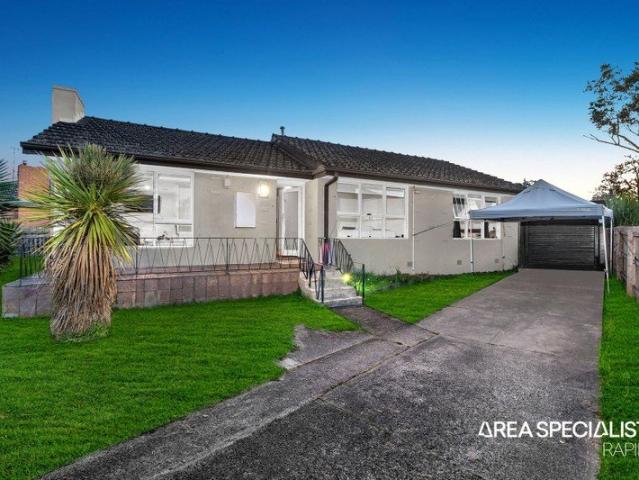 The Brief: Bright & Low Maintenance Home in a Convenient Hampton Park Location!