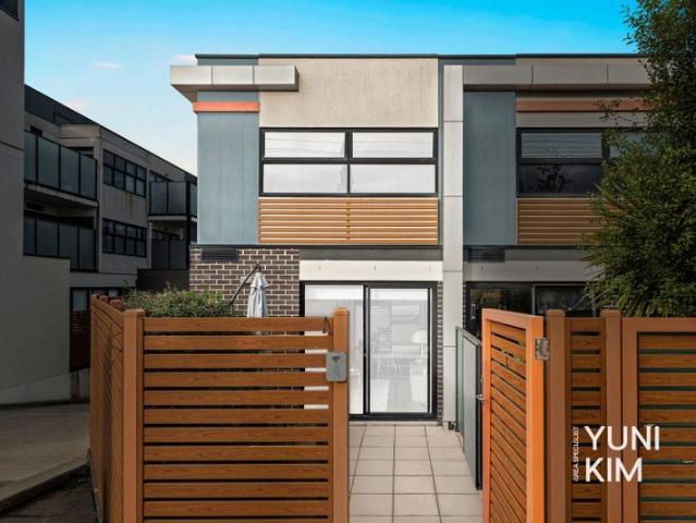 The Brief: End Position Privacy, Street Front Convenience, Moments from Murrumbeena Station
