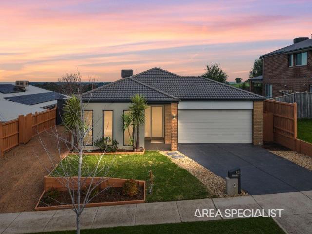 The Brief: Family Comfort, Space & Scenic Surroundings in Cardinia Lakes
