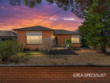 The Brief: Heart of Koo Wee Rup 1000m2 Block!