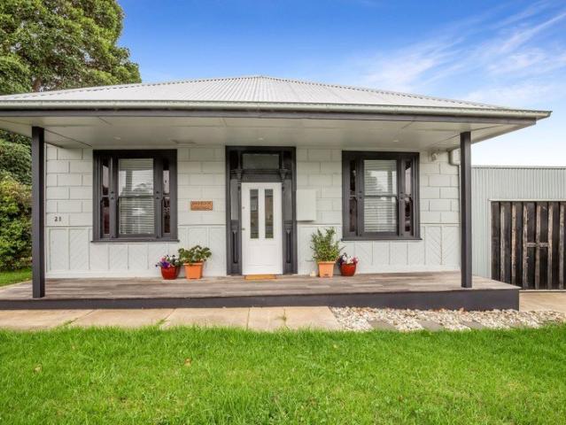 The Brief: Renovated cottage living in the heart of town!