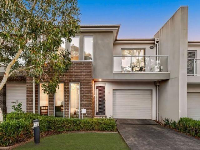 The Brief: Three bathrooms, open plan living and low maintenance outdoor courtyard