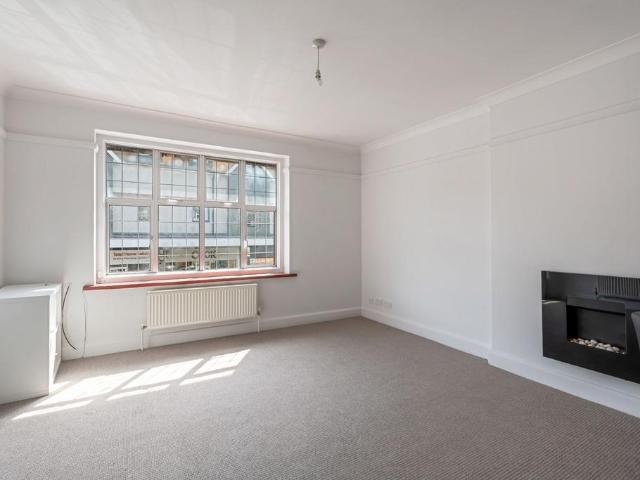 The Broadway, Cheam, SM3 2 bed apartment to rent £1,750 pcm £404 pw