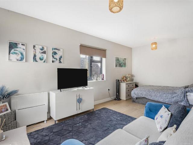 The Broadway, Cheam, Sutton Studio to rent £1,200 pcm £277 pw