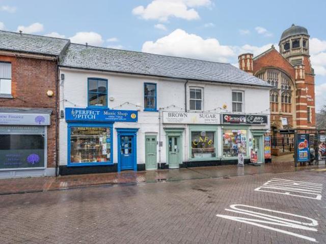 The Broadway, Chesham, HP5 2 bed flat to rent £1,250 pcm £288 pw