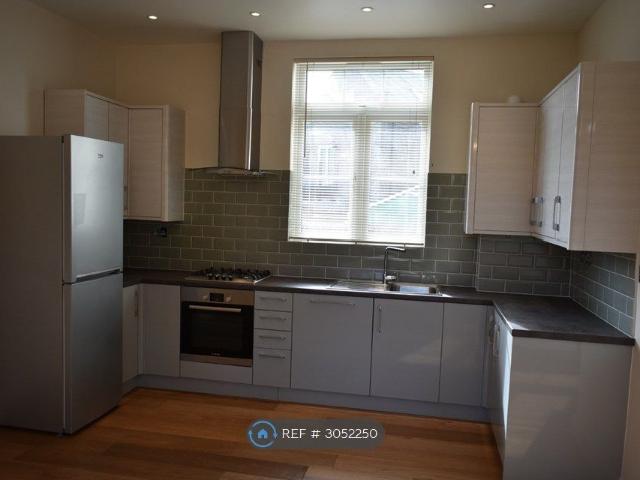 The Broadway, Chesham HP5, 2 bed flat to rent, £1,500 pcm | PrimeLocation