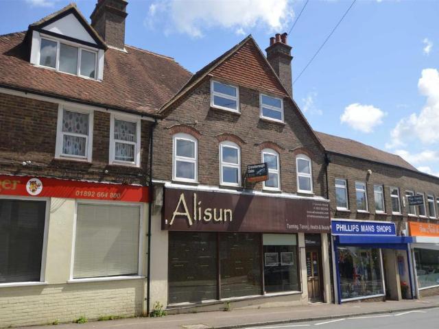The Broadway, Crowborough 2 bed apartment to rent £1,200 pcm £277 pw