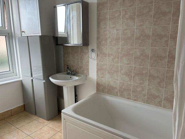 The Broadway, Friern Barnet Road, Friern Barnet N11, 1 bed flat to rent, £1,480 pcm | PrimeLocation