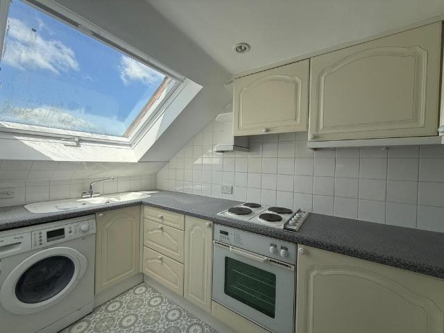 The Broadway, Friern Barnet Road. 1 bed flat to rent £1,400 pcm £323 pw