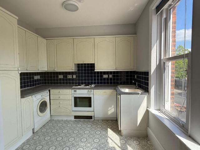 The Broadway, Friern Barnet Road. 2 bed flat to rent £1,700 pcm £392 pw