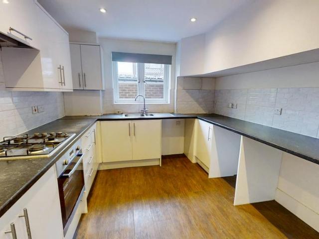 The Broadway, Haywards Heath, RH16 3 bed flat to rent £1,400 pcm £323 pw