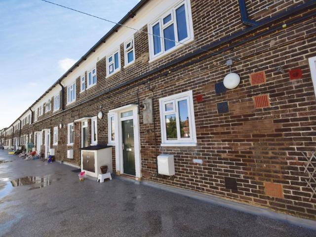 The Broadway, Loughton IG10 2 bed apartment to rent £1,550 pcm £358 pw
