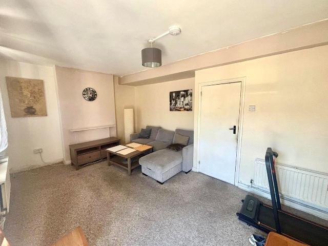 The Broadway, Loughton IG10, 3 bed flat to rent, £1,500 pcm | PrimeLocation