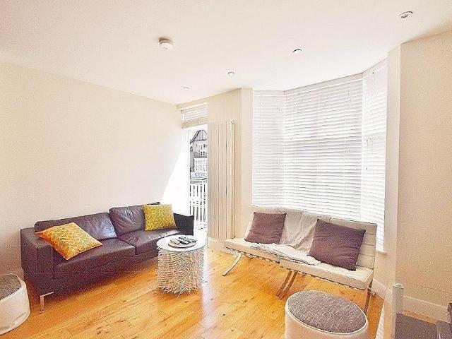 The Broadway, London, NW7 3LJ, United Kingdom | 3 bed duplex for rent #140397146 | Rentberry