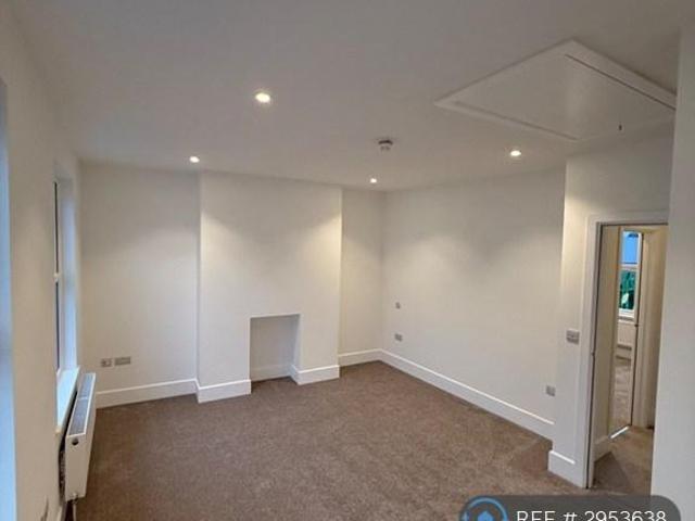The Broadway, London, SW19 3 bed flat to rent £2,950 pcm £681 pw