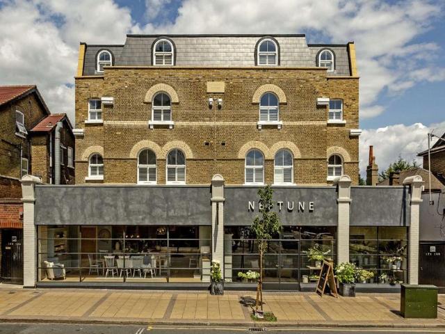 The Broadway, London SW19 2 bed flat to rent £2,500 pcm £577 pw