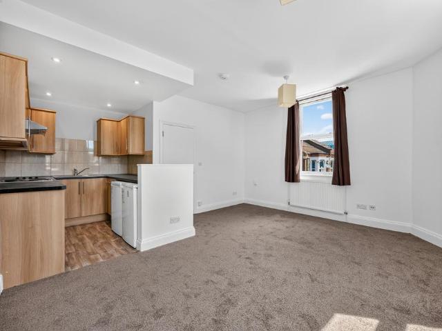 The Broadway, SW19 1 bed flat to rent £1,825 pcm £421 pw