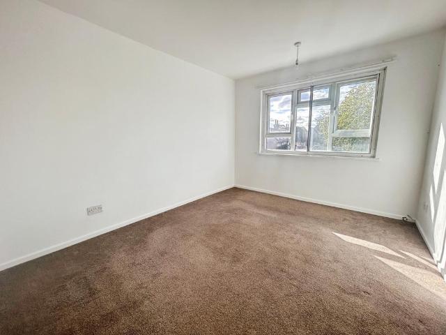The Broadway, Thatcham, Berkshire, RG19 2 bed flat to rent £1,150 pcm £265 pw