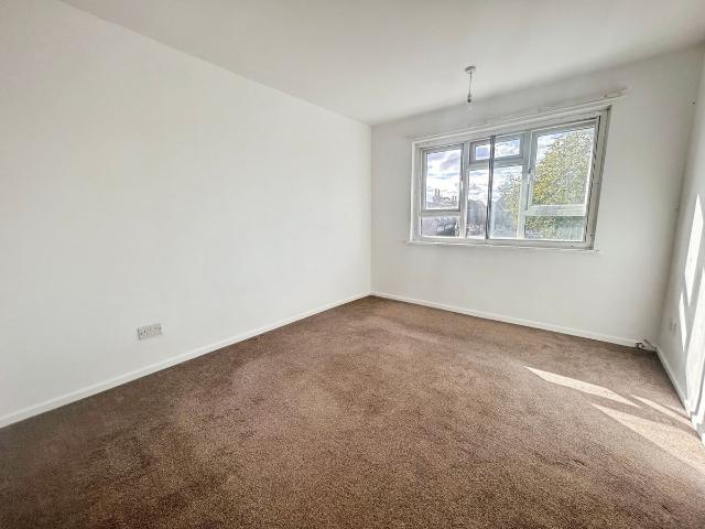 The Broadway, Thatcham, Berkshire RG19, 2 bed flat to rent, £1,150 pcm | PrimeLocation