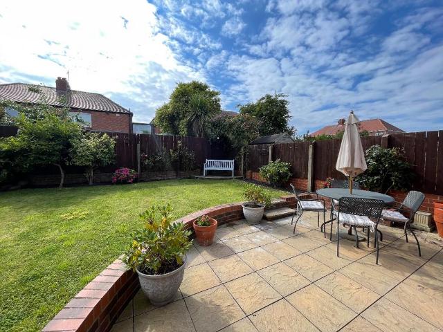 The Broadway, Tynemouth * HOLIDAY. 3 bed semi detached house to rent £4,867 pcm £1,123 pw
