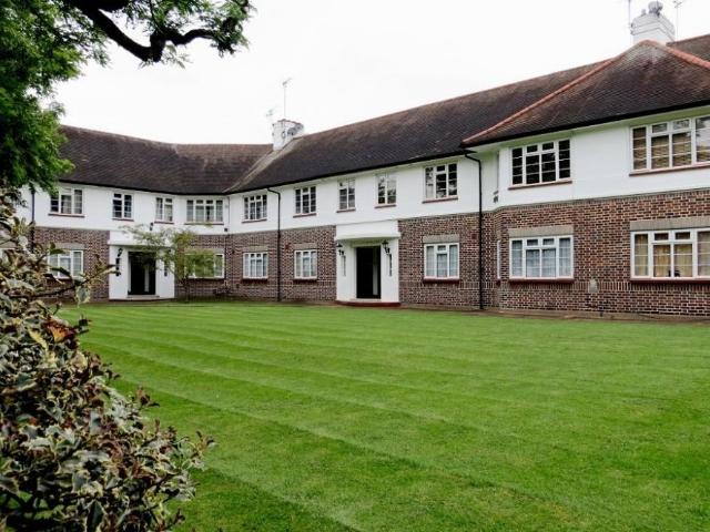 The Brooklands, Isleworth, Middlesex. 3 bed flat to rent £2,100 pcm £485 pw