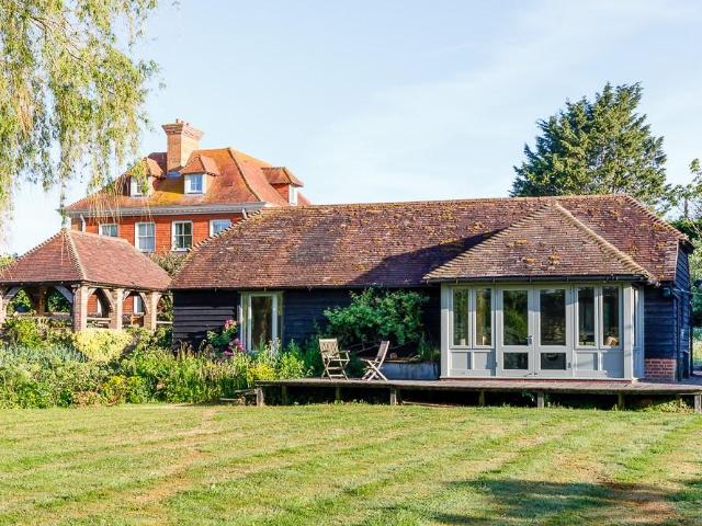 The Broyle, Lewes, BN8 1 bed barn conversion to rent £1,500 pcm £346 pw