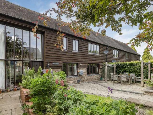 The Bury, Leominster HR6 4 bed barn conversion to rent £1,600 pcm £369 pw