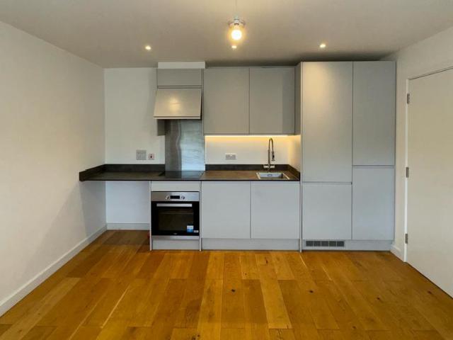 The Gore, Basildon, SS14 1 bed apartment to rent £1,175 pcm £271 pw