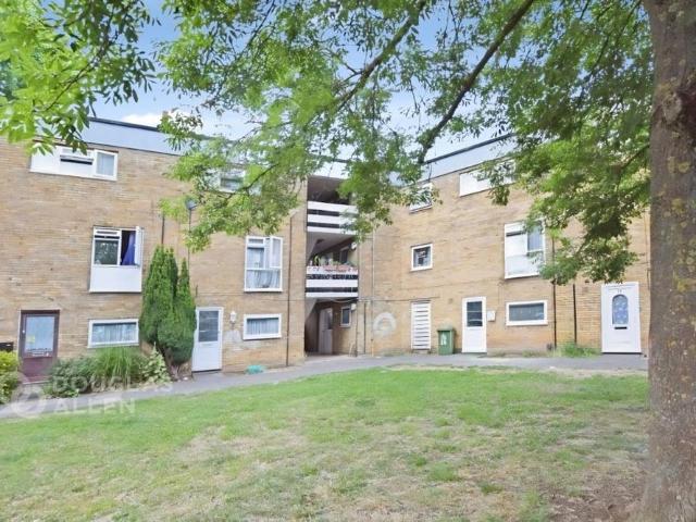 The Gore Basildon SS14 2 bed flat to rent £1,300 pcm £300 pw