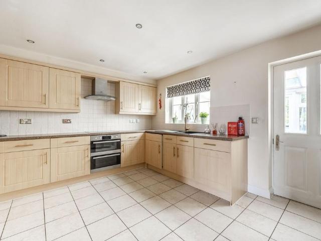 The Gateway, Watford, WD18 Studio to rent £900 pcm £208 pw