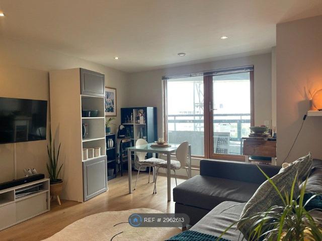 The Gateway North, Leeds LS9, 2 bed flat to rent, £1,350 pcm | PrimeLocation