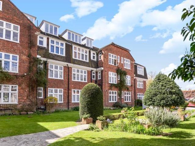 The Gateways, Park Lane, Surrey, TW9 2 bed flat to rent £2,250 pcm £519 pw
