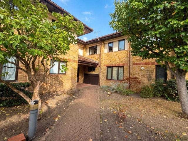 The Gables, Oxshott, Leatherhead, Surrey KT22, 2 bed flat to rent, £1,850 pcm | PrimeLocation