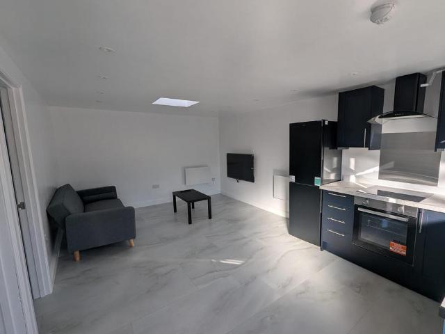 The Glade, Ilford IG5 1 bed flat to rent £1,600 pcm £369 pw