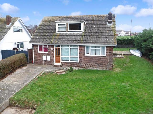 The Glade Seaview PO34 4 bed detached bungalow to rent £1,575 pcm £363 pw